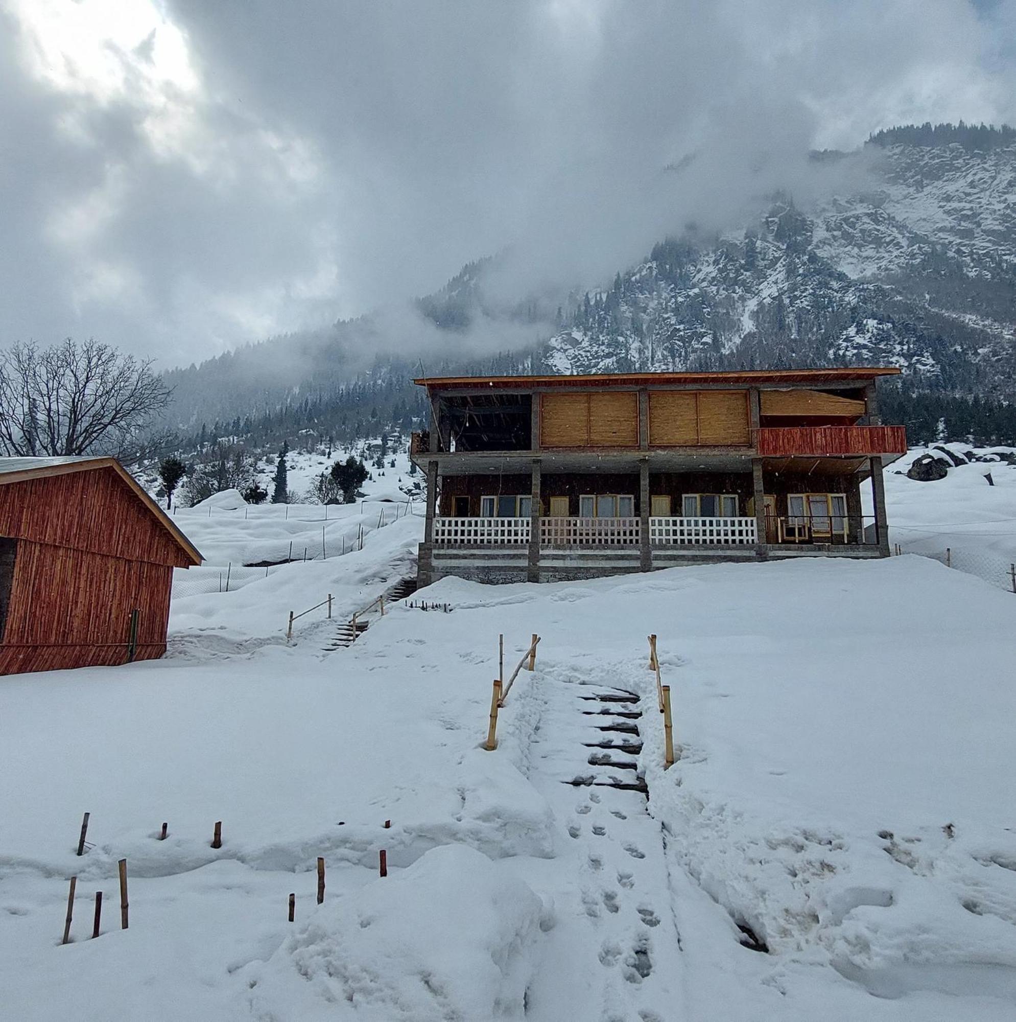 Khana Badosh Resort Kalam エクステリア 写真